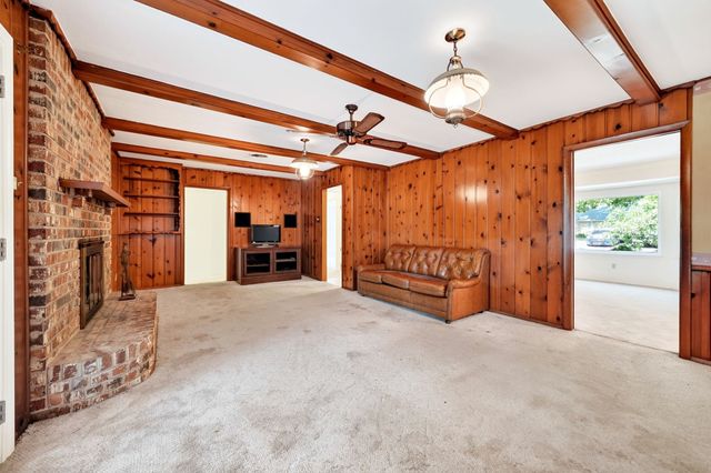 901 Lake Charles Avenue, Fort Worth, TX 76103