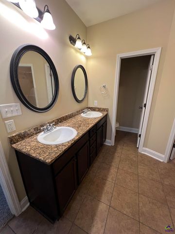 210 Lydia Drive, Bonaire, GA 31005