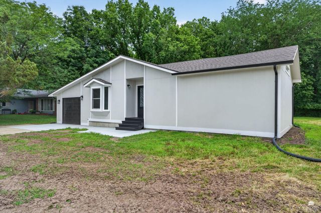 2111 Timbercreek Drive, Manhattan, KS 66502