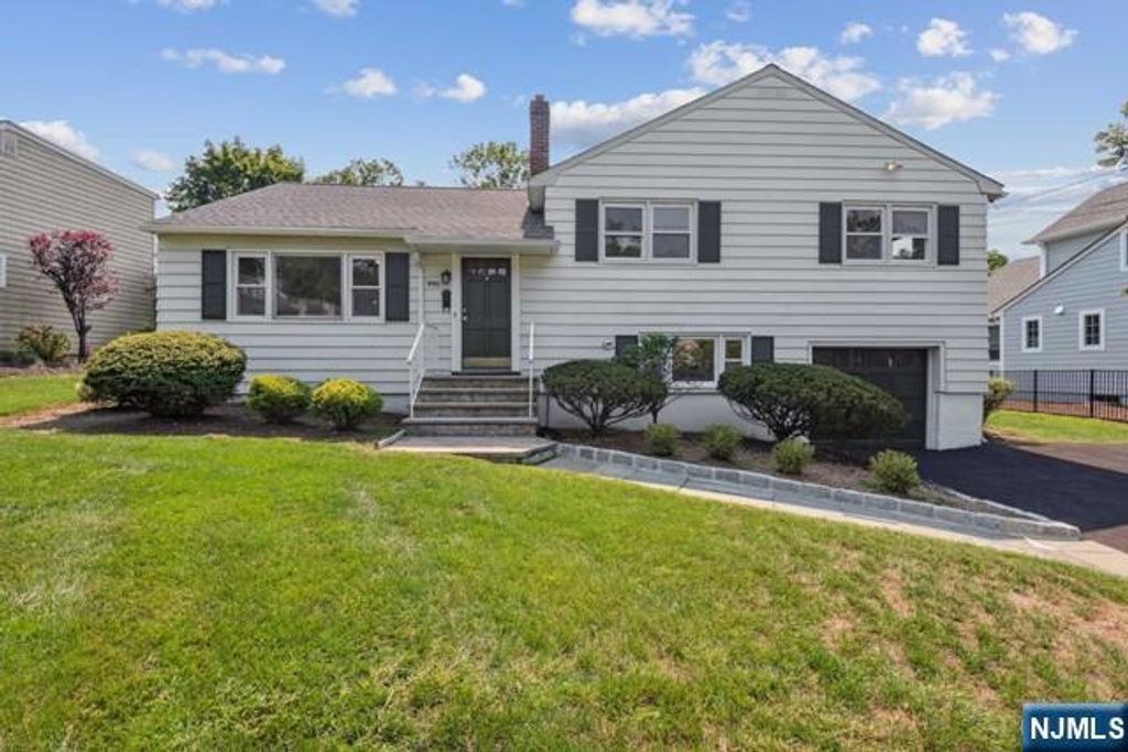 990 Washington Avenue, Ho-ho-kus, NJ 07423