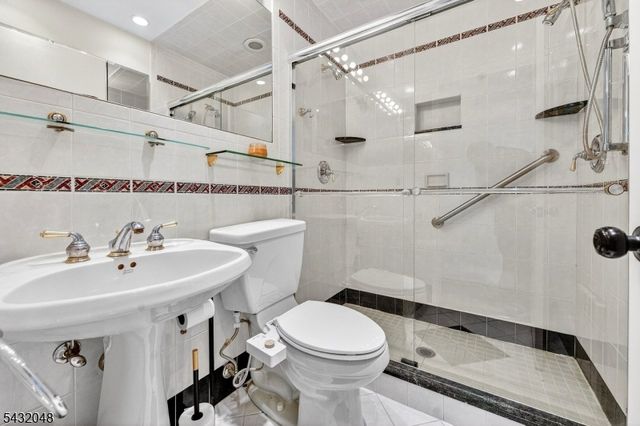 21 5Th Ave, Linden City, NJ 07036
