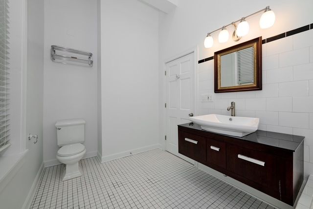 2044 W Race Avenue, Chicago, IL 60612