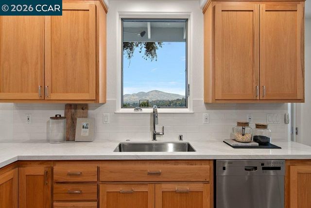 809 Mountain View Dr, Lafayette, CA 94549