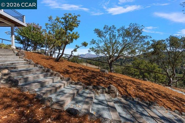 809 Mountain View Dr, Lafayette, CA 94549