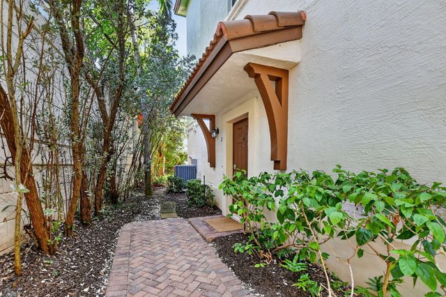 27 NW Hawthorne Place, Boca Raton, FL 33432