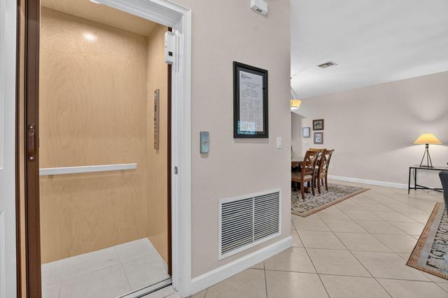 27 NW Hawthorne Place, Boca Raton, FL 33432