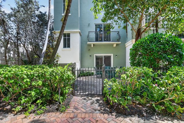 27 NW Hawthorne Place, Boca Raton, FL 33432
