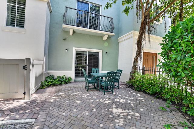 27 NW Hawthorne Place, Boca Raton, FL 33432