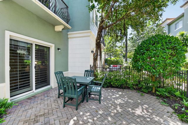 27 NW Hawthorne Place, Boca Raton, FL 33432
