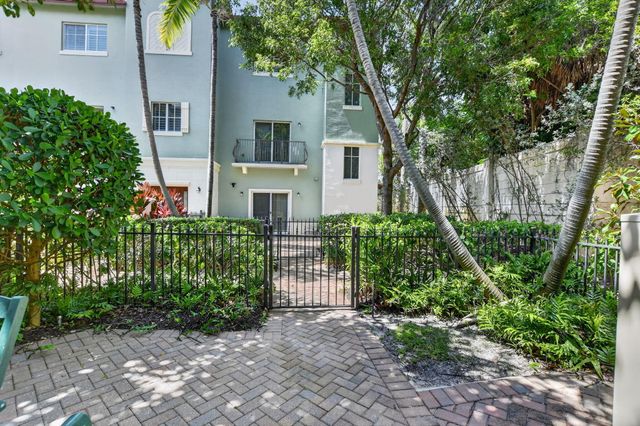 27 NW Hawthorne Place, Boca Raton, FL 33432