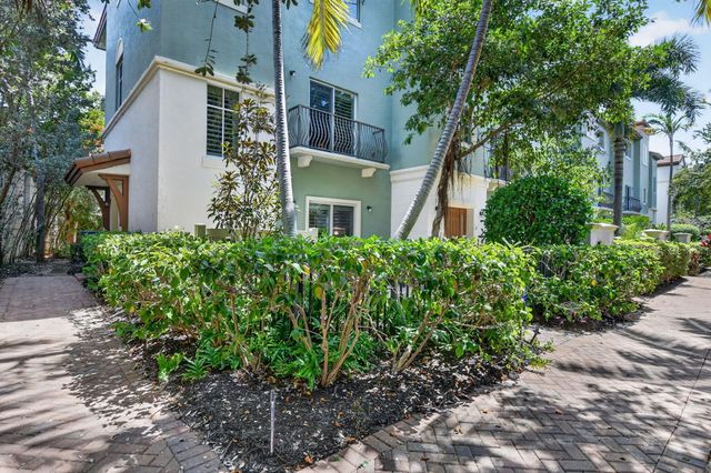 27 NW Hawthorne Place, Boca Raton, FL 33432