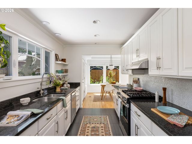 9050 Sw CAPITOL Hwy, Portland, OR 97219