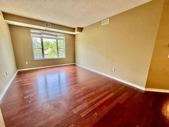 619 8th Street SE 309, Minneapolis, MN 55414
