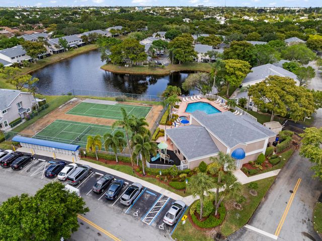 2030 Discovery Circle E, Deerfield Beach, FL 33442