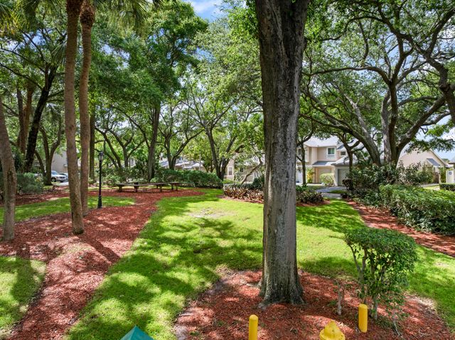 2030 Discovery Circle E, Deerfield Beach, FL 33442