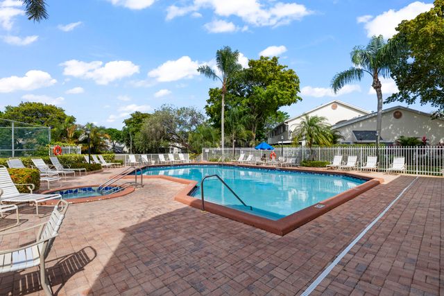 2030 Discovery Circle E, Deerfield Beach, FL 33442