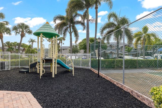 2030 Discovery Circle E, Deerfield Beach, FL 33442