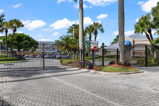 2030 Discovery Circle E, Deerfield Beach, FL 33442
