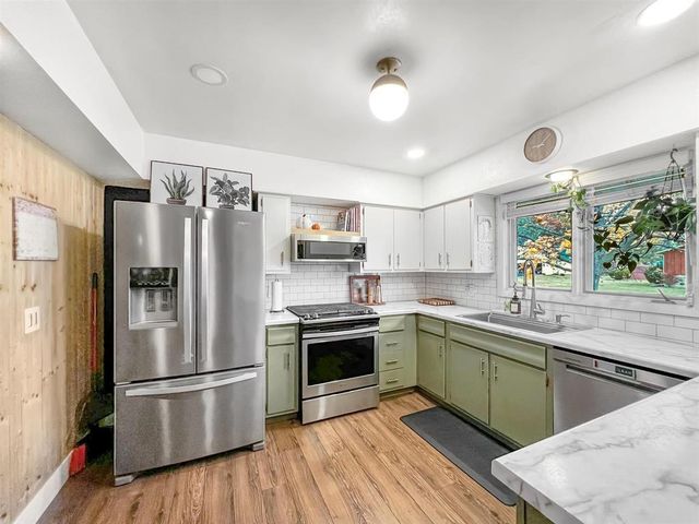 960 SHING WA UK DRIVE, Marinette, WI 54143