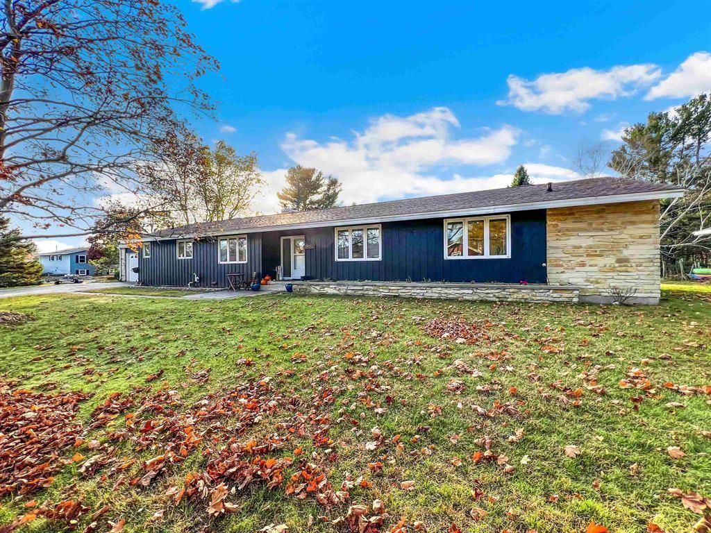 960 SHING WA UK DRIVE, Marinette, WI 54143