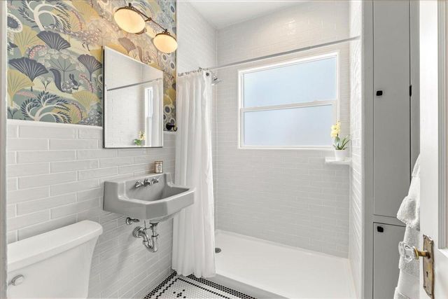 200 W 40th Street, Minneapolis, MN 55409