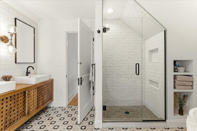 200 W 40th Street, Minneapolis, MN 55409