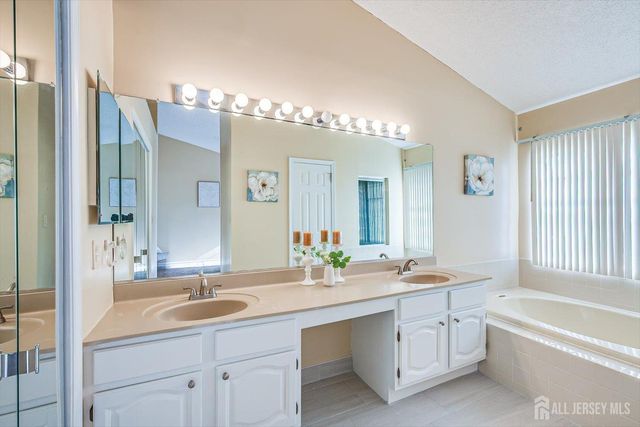 52 Springwood Court, South Brunswick, NJ 08540