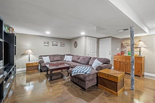 114 Ethel Lane, Lansing, KS 66043