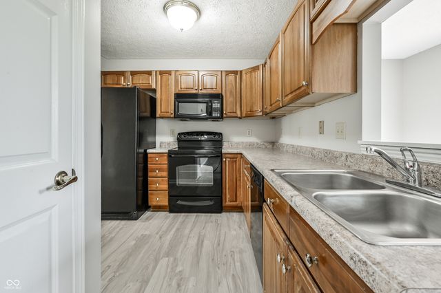 6754 Wimbledon Drive, Zionsville, IN 46077