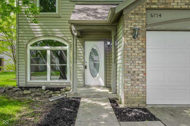 6754 Wimbledon Drive, Zionsville, IN 46077
