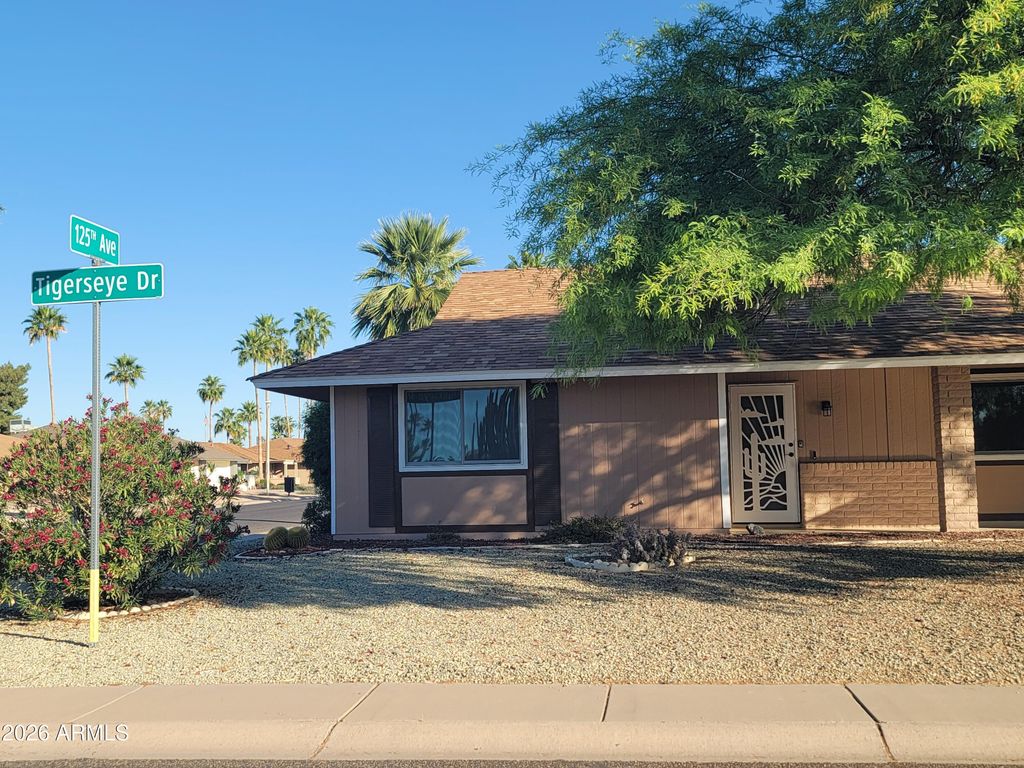 Image 12 of property listing at 12450 W TIGERSEYE Drive, Sun City West, AZ 85375