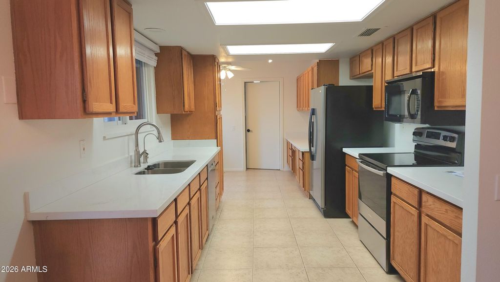 Image 7 of property listing at 12450 W TIGERSEYE Drive, Sun City West, AZ 85375