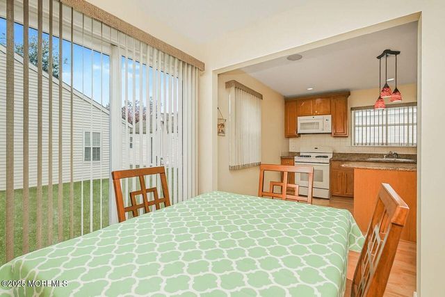 35 Ivy Ridge Close, Freehold, NJ 07728