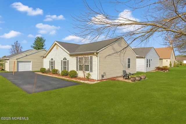 35 Ivy Ridge Close, Freehold, NJ 07728