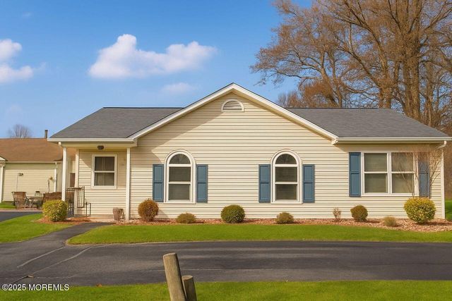 35 Ivy Ridge Close, Freehold, NJ 07728