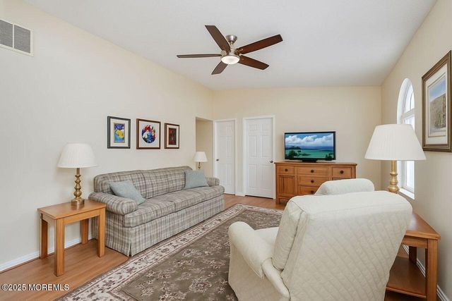 35 Ivy Ridge Close, Freehold, NJ 07728