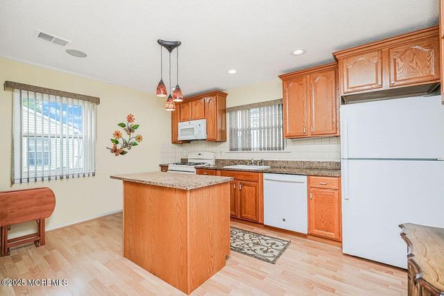 35 Ivy Ridge Close, Freehold, NJ 07728