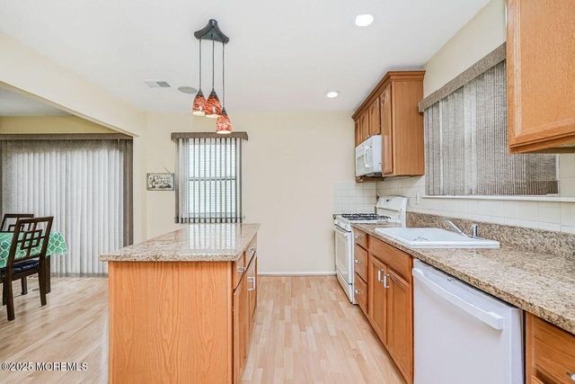 35 Ivy Ridge Close, Freehold, NJ 07728