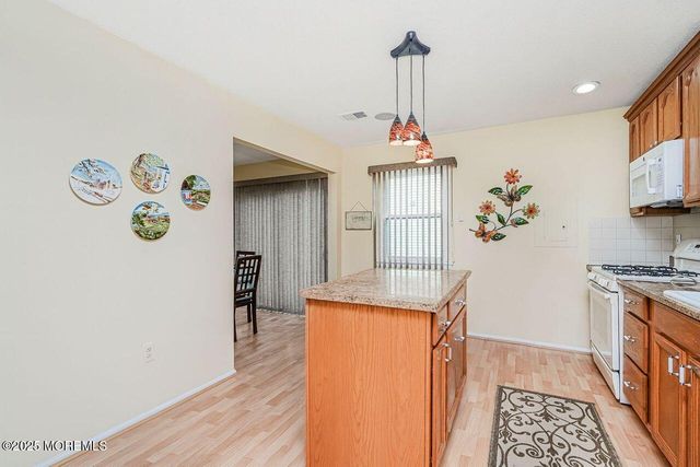 35 Ivy Ridge Close, Freehold, NJ 07728