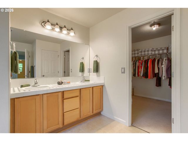 3667 Se ALEXANDER St, Hillsboro, OR 97123