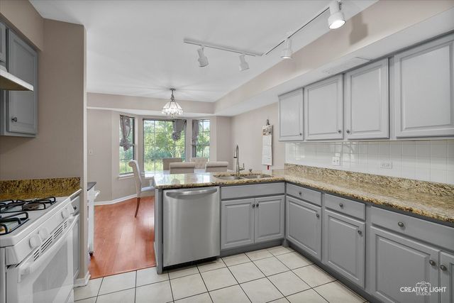 61 King Drive, Streamwood, IL 60107