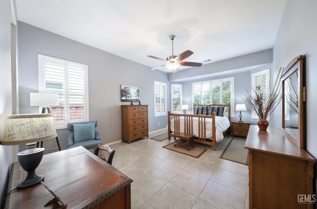 10006 Besancon Way, Bakersfield, CA 93306