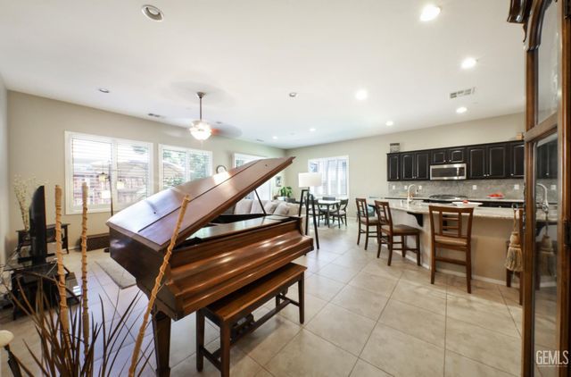 10006 Besancon Way, Bakersfield, CA 93306