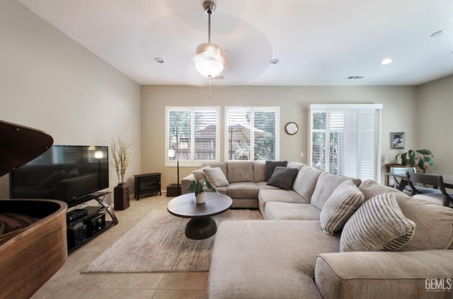 10006 Besancon Way, Bakersfield, CA 93306