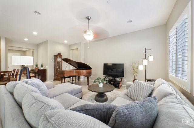10006 Besancon Way, Bakersfield, CA 93306