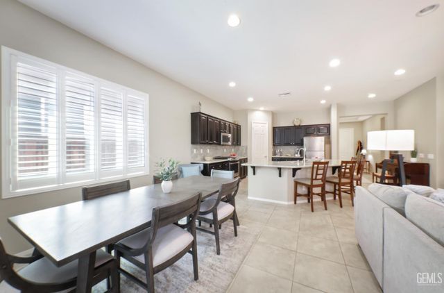 10006 Besancon Way, Bakersfield, CA 93306