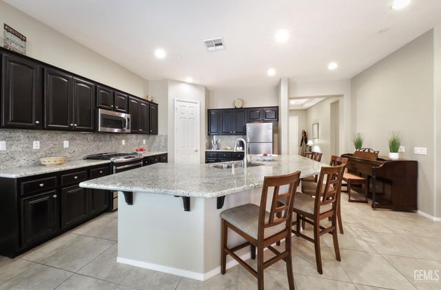 10006 Besancon Way, Bakersfield, CA 93306
