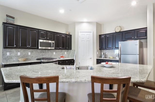 10006 Besancon Way, Bakersfield, CA 93306