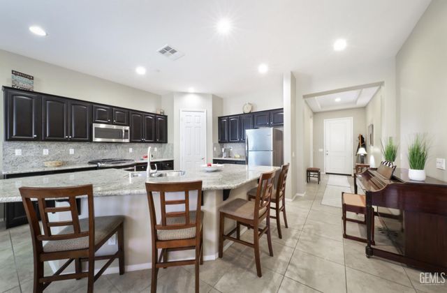 10006 Besancon Way, Bakersfield, CA 93306