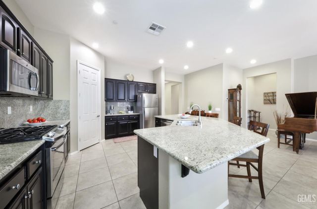 10006 Besancon Way, Bakersfield, CA 93306
